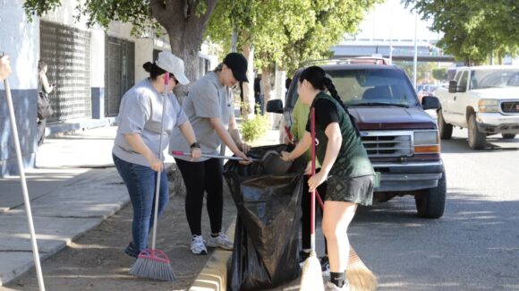 “Mantengan limpio su frente”: llama alcaldesa de Guasave a comerciantes a sumarse a jornadas de limpieza