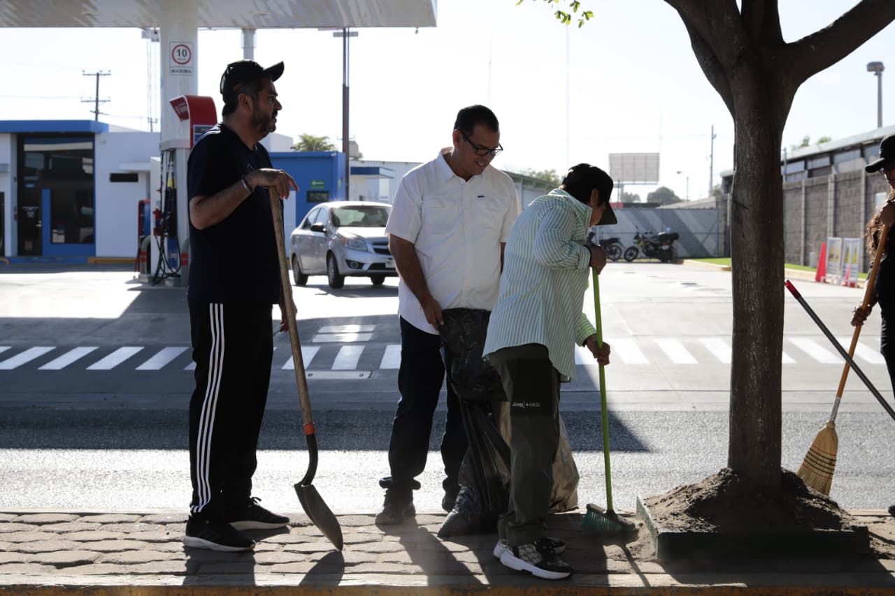 Trabajadores, funcionarios y regidores del Ayuntamiento de Guasave durante la octava Jornada Intensiva de Limpieza Sabatina