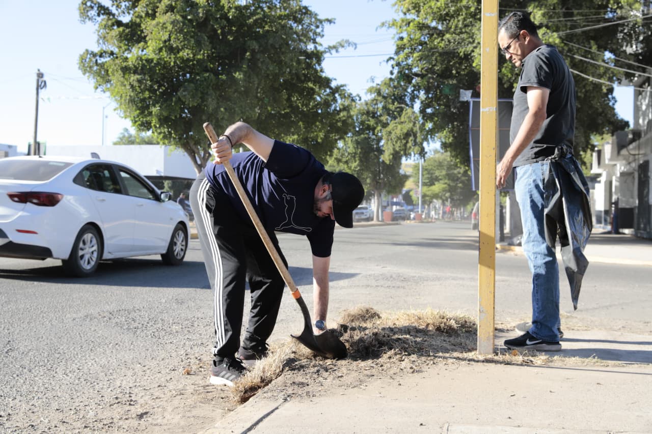 Trabajadores, funcionarios y regidores del Ayuntamiento de Guasave durante la octava Jornada Intensiva de Limpieza Sabatina