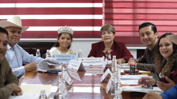 Con sesión de Cabildo, cierra Gabriela Rendón su día como alcaldesa infantil en Guasave, Sinaloa