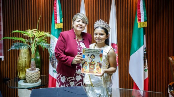 La niña Gabriela Rendón vive la experiencia de ser alcaldesa por un día, en Guasave, Sinaloa