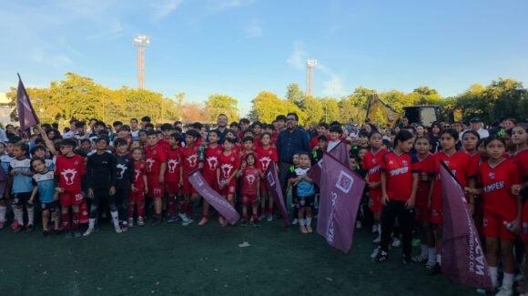 Alcalde de Culiacán da inicio a la remodelación de las canchas de futbol y pista de atletismo del Parque Constitución