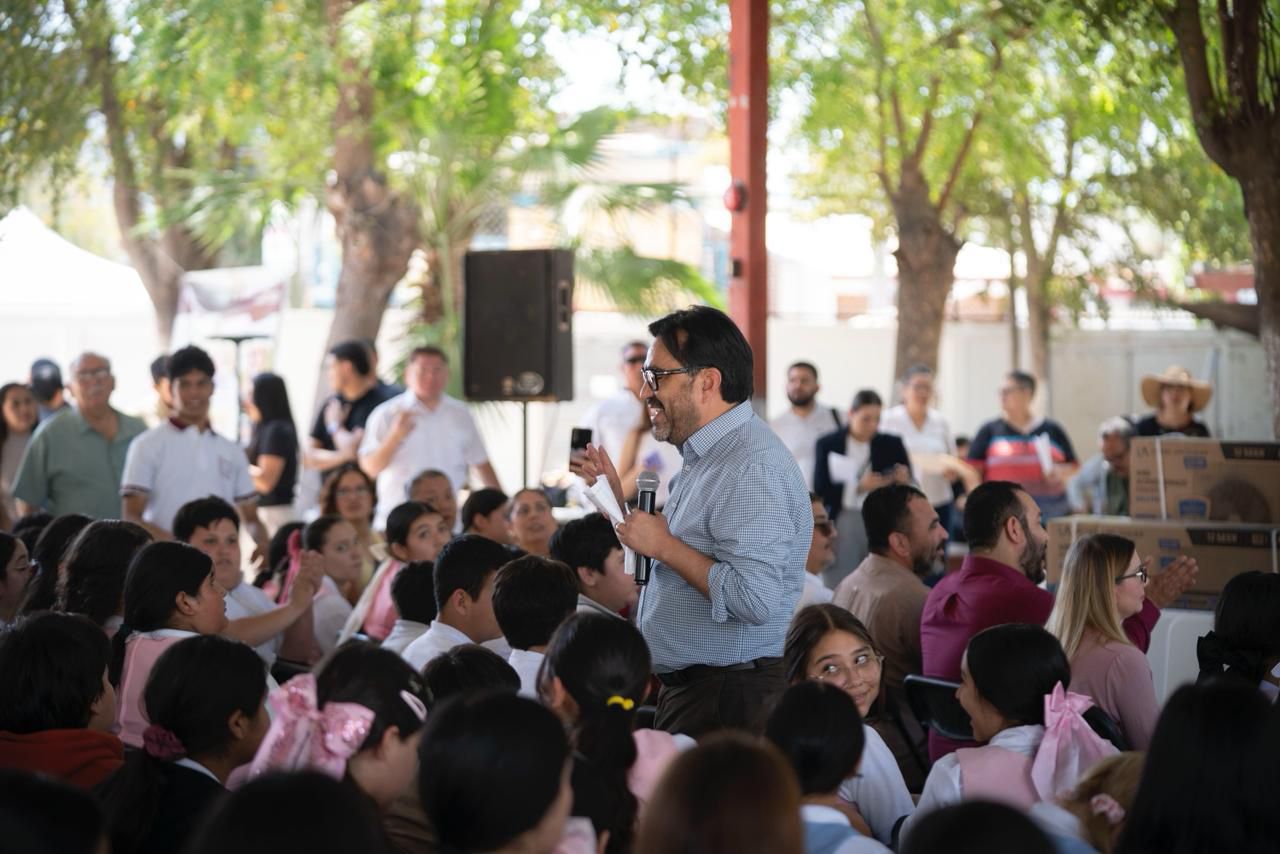 Gámez Mendívil cumple con su palabra y equipo taller de costura de la Escuela Secundaria No. 5