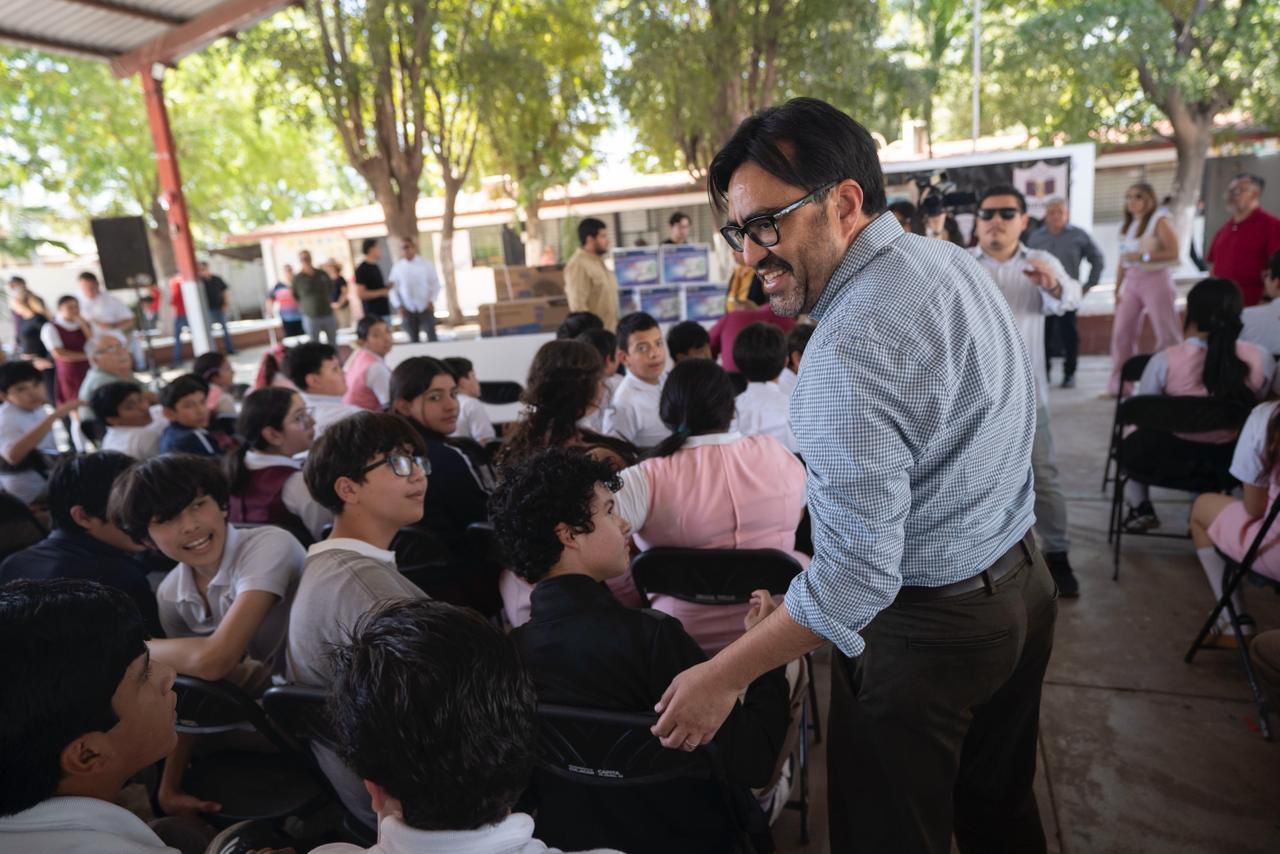 Gámez Mendívil cumple con su palabra y equipo taller de costura de la Escuela Secundaria No. 5