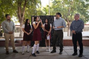 Gámez Mendívil cumple con su palabra y equipo taller de costura de la Escuela Secundaria No. 5