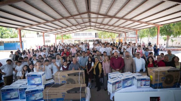 Gámez Mendívil cumple con su palabra y equipa taller de costura de la Escuela Secundaria No. 5 “Juan de Dios Bátiz Paredes”