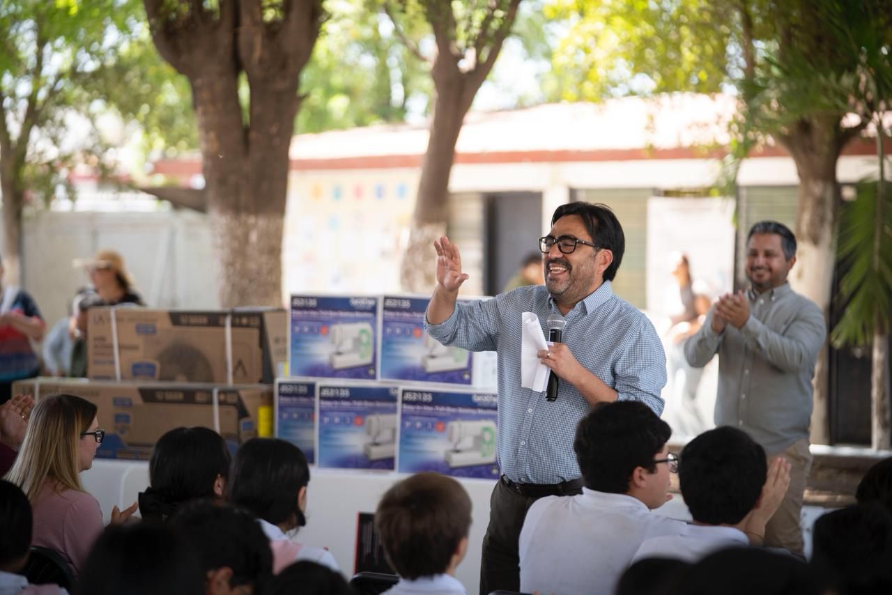 Gámez Mendívil cumple con su palabra y equipo taller de costura de la Escuela Secundaria No. 5