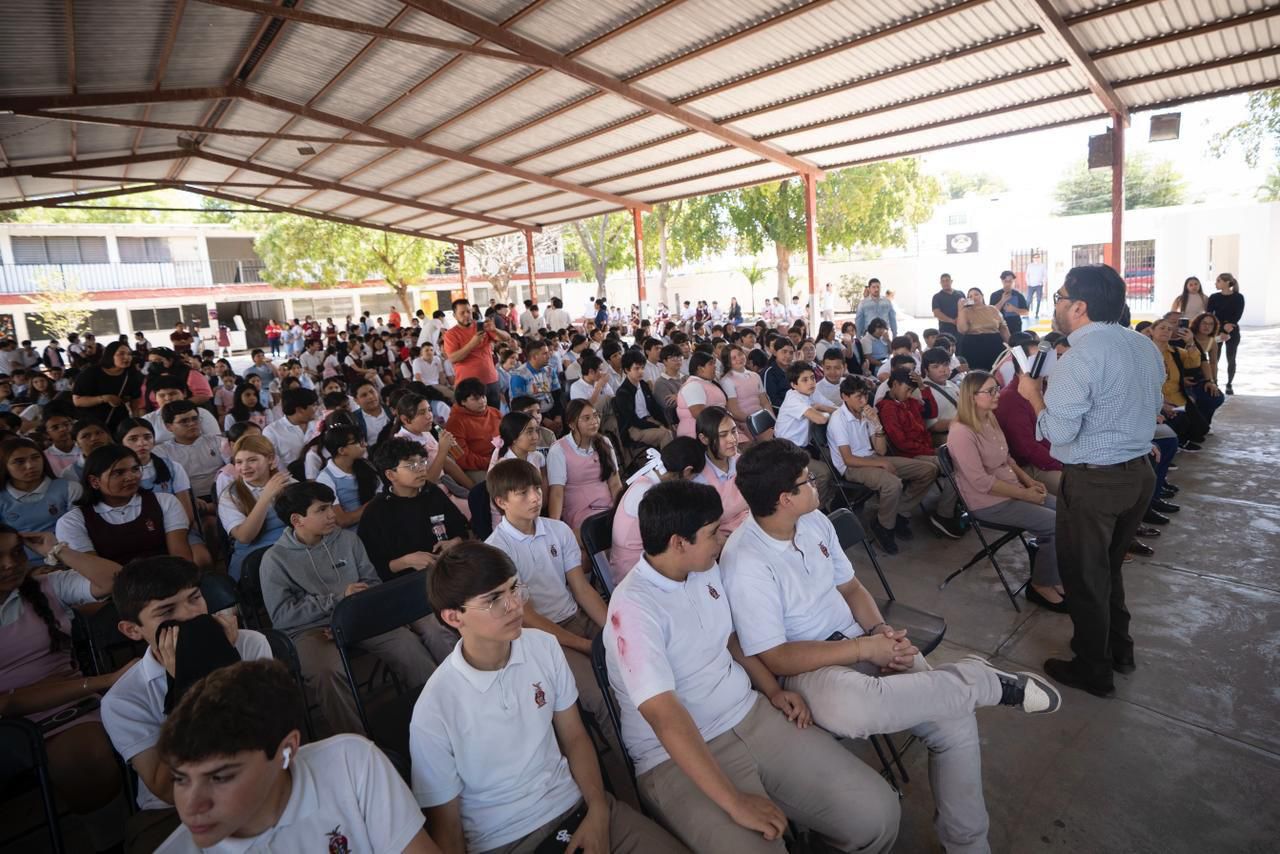 Gámez Mendívil cumple con su palabra y equipo taller de costura de la Escuela Secundaria No. 5