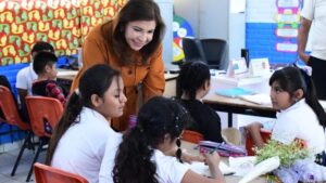 gloria himelda felix visita jardin de niños en culiacan alumnos