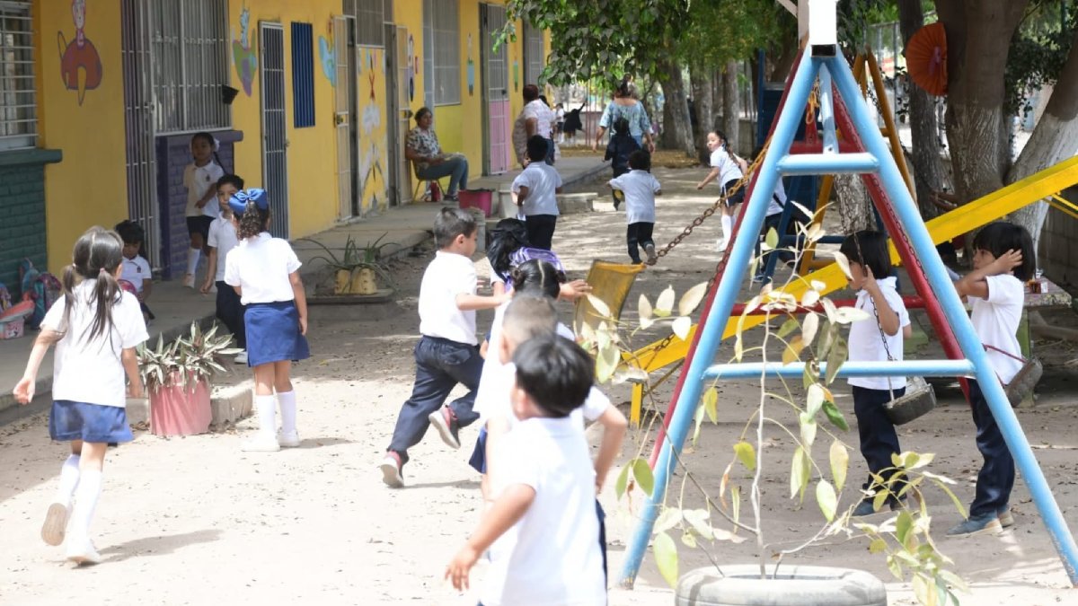 gloria himelda felix visita jardin de niños en culiacan sin