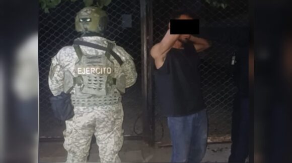 Militares detienen a un hombre por intentar meterse a una casa en la Guadalupe Victoria, Culiacán, Sinaloa