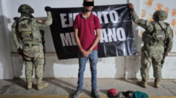 ¡Utilizaba una réplica de arma de fuego! Detienen a civil por asalto en una tienda de conveniencia, en Culiacán