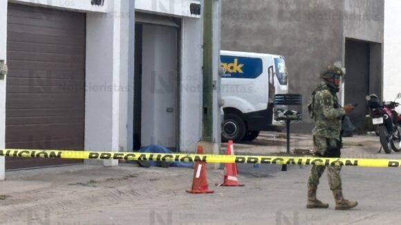 En la banqueta de una vivienda de dos plantas, ejecutan a balazos a un hombre en Villa Bonita, Culiacán, Sinaloa