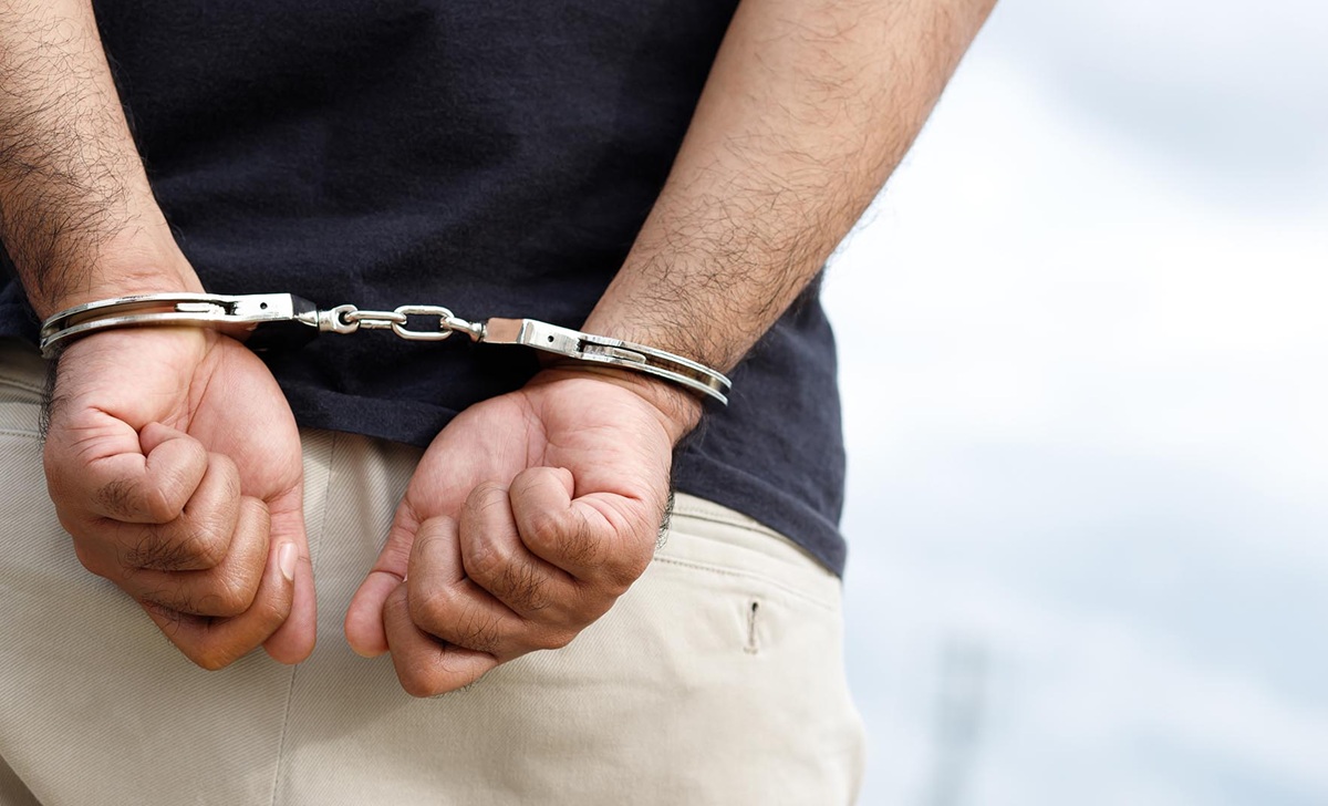 Hombre esposado, detenido