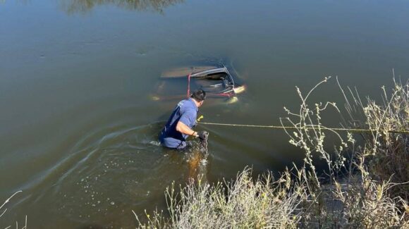En el interior de un vehículo y dentro de un canal, fue localizado un hombre sin vida en Jahuara, El Fuerte, Sinaloa