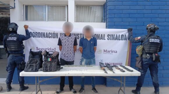 ¡Uno es menor de edad! Detienen a 2 sujetos en posesión de armas, equipo táctico y droga en Culiacancito, Culiacán