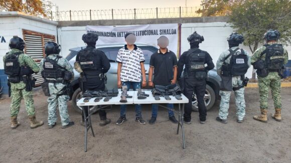 ¡Intentaron correr entre la maleza! Detienen a 2 sujetos armados con camioneta robada en Navolato, Sinaloa