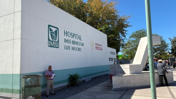 Trabajadores de IMSS-Bienestar en Los Mochis entran en asamblea permanente por falta de pago; laboran bajo protesta