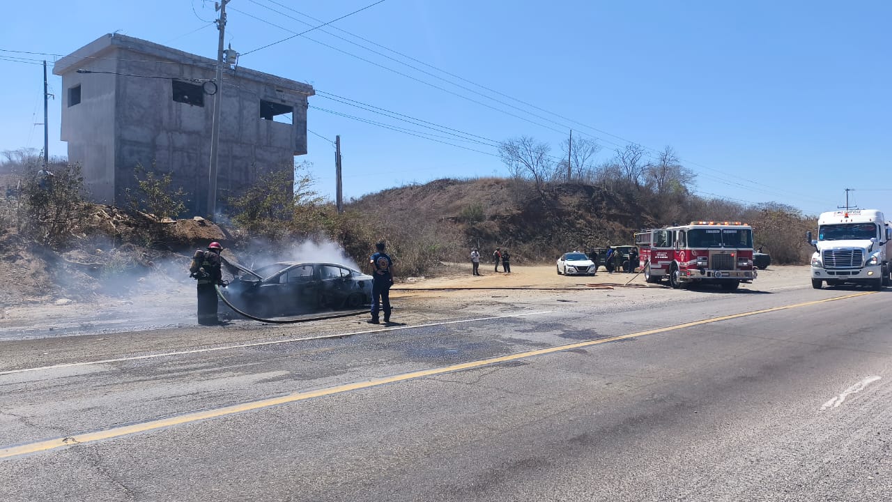 Incendio de vehículo en El Chilillo, en Mazatlán