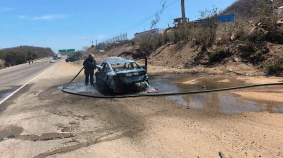 Automóvil queda calcinado por presunto sobrecalentamiento en la comunidad de El Chilillo, en Mazatlán, Sinaloa