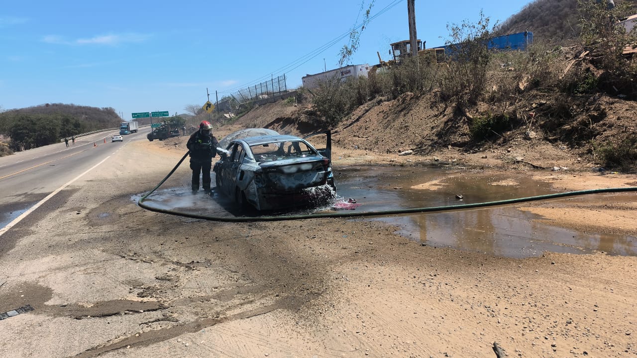 Incendio de vehículo en El Chilillo, en Mazatlán