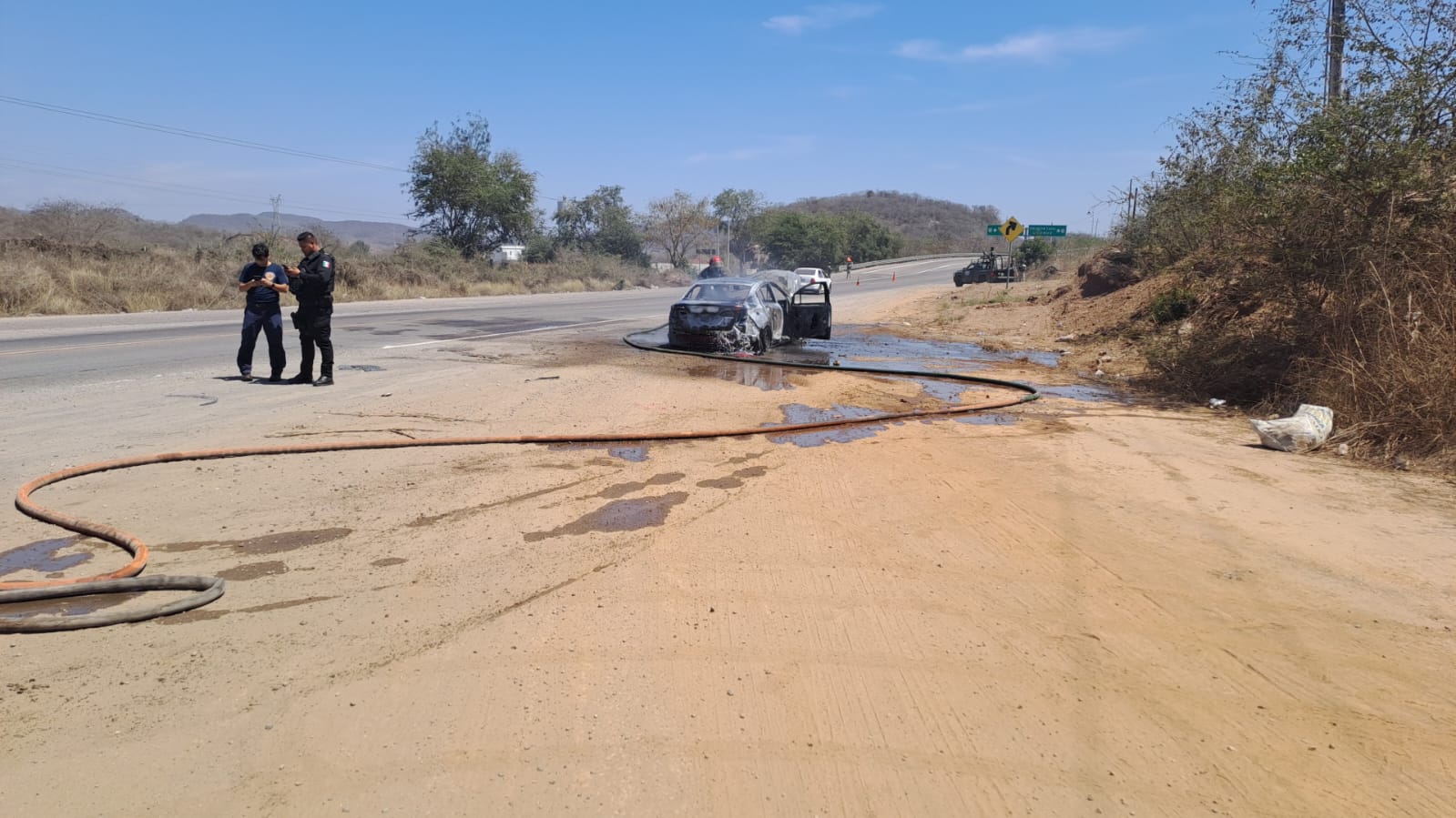 Incendio de vehículo en El Chilillo, en Mazatlán