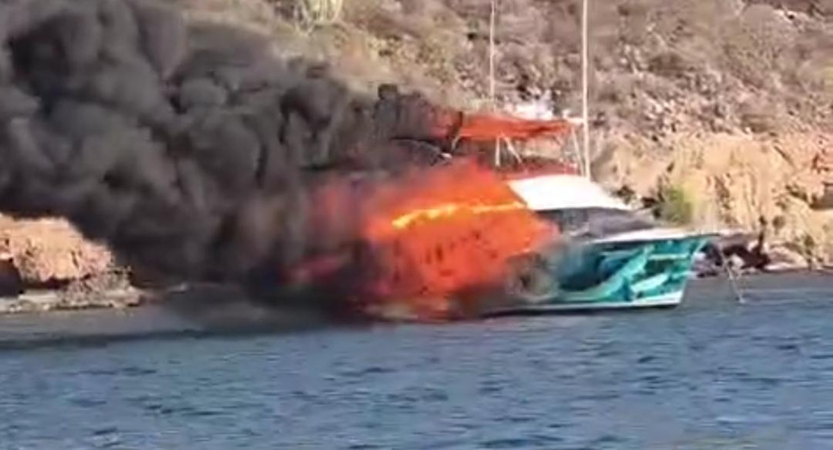 Incendio de yate en Topolobampo