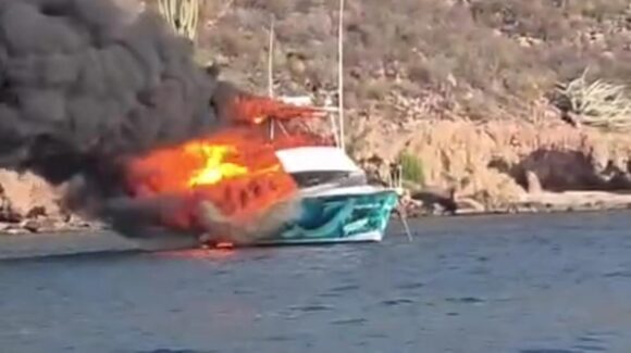 Voraz incendio consume un yate en el puerto de Topolobampo, Sinaloa; no se reportan personas lesionadas
