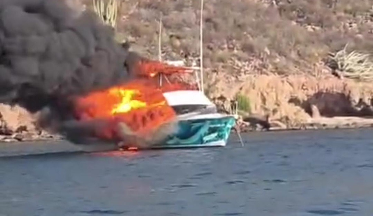 Incendio de yate en Topolobampo