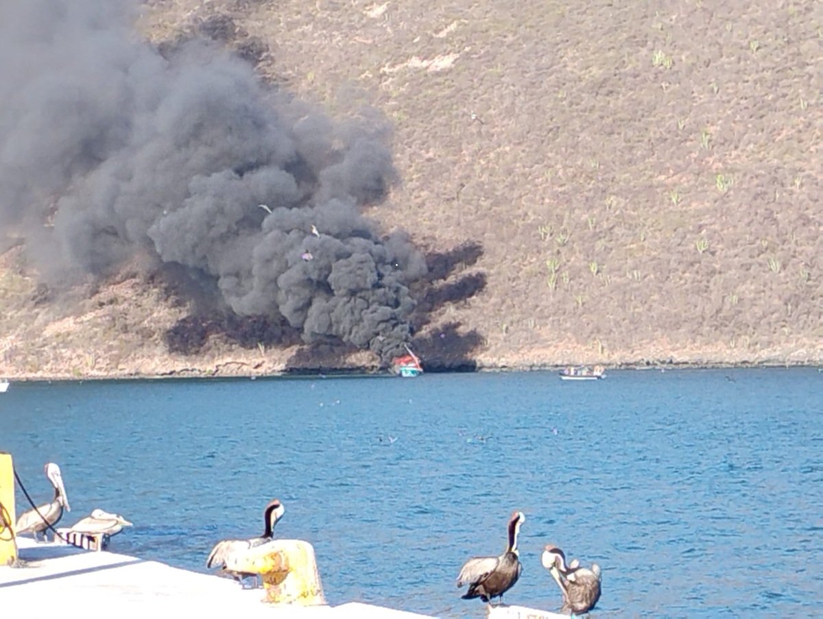 Incendio de yate en Topolobampo