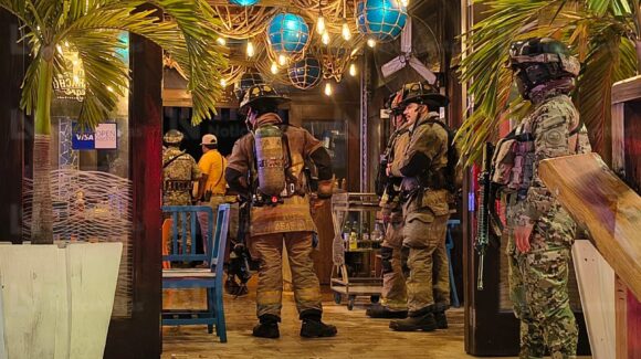 Evacúan a más de 100 personas por incendio en comercio del Malecón de Mazatlán, Sinaloa