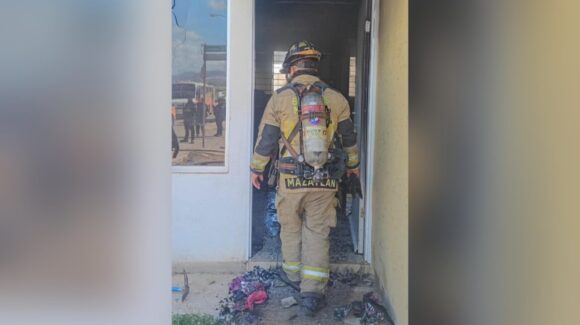 Bomberos contienen fuego en vivienda de La Cantera, en Mazatlán, Sinaloa, y evitan daños mayores