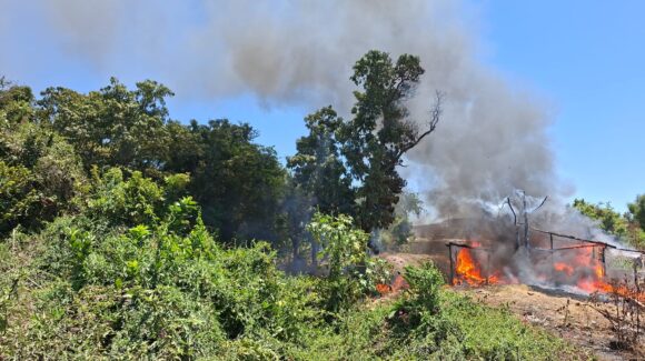 Por posible explosión de tanque de gas, vivienda de madera se incendia al oriente de Mazatlán, Sinaloa