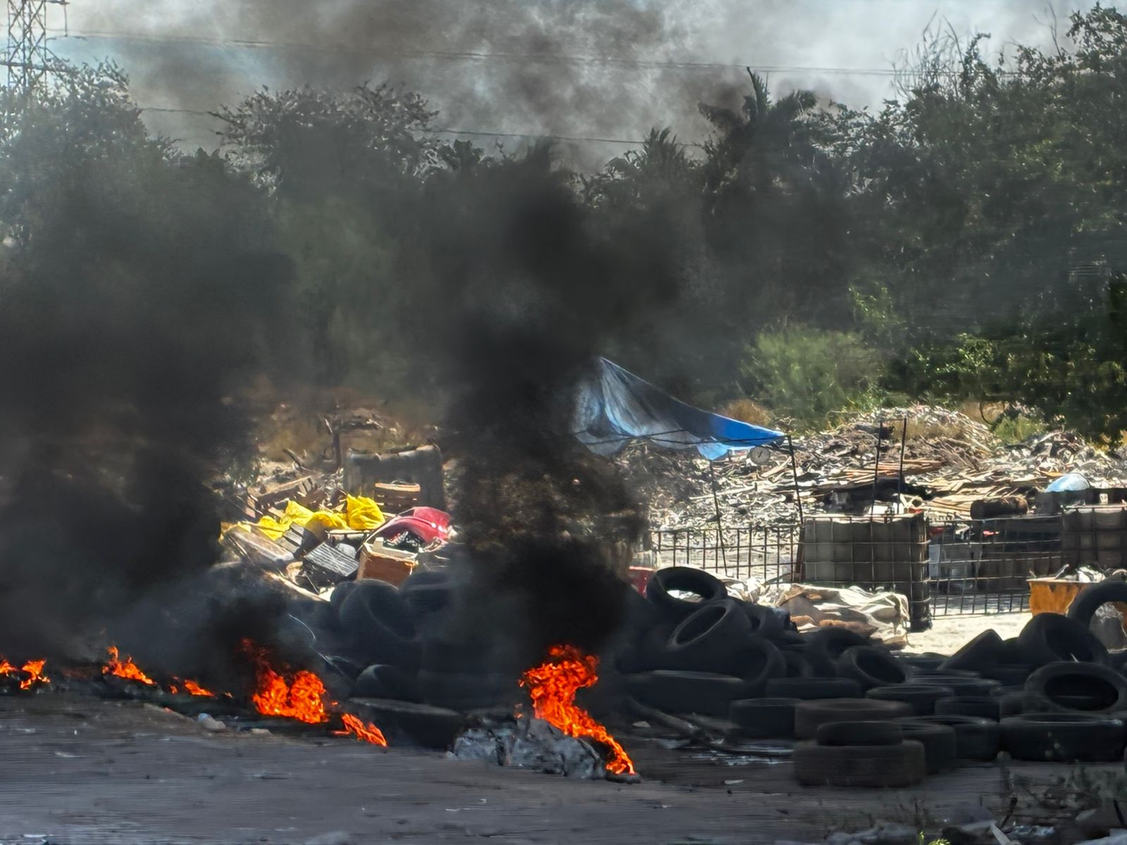 Incendio en recicladora de la colonia Ferrocarrilera de Los Mochis