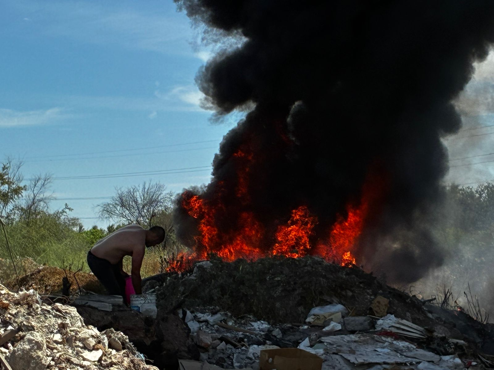 Incendio en recicladora de la colonia Ferrocarrilera de Los Mochis