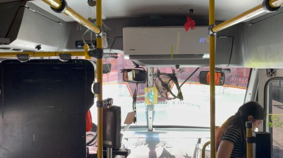 Minisplits en camiones urbanos no funciono; esperan refacciones mientras usuarios enfrentan intenso calor