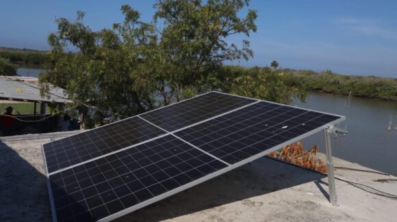 Inicia instalación de paneles solares en campo pesquero El Ostial, en Mazatlán, Sinaloa