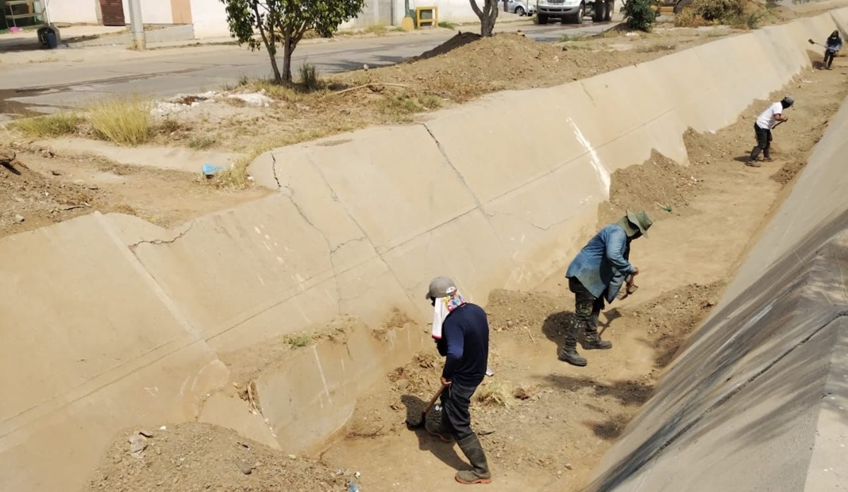 Intensifican limpieza de canales en Mazatlán