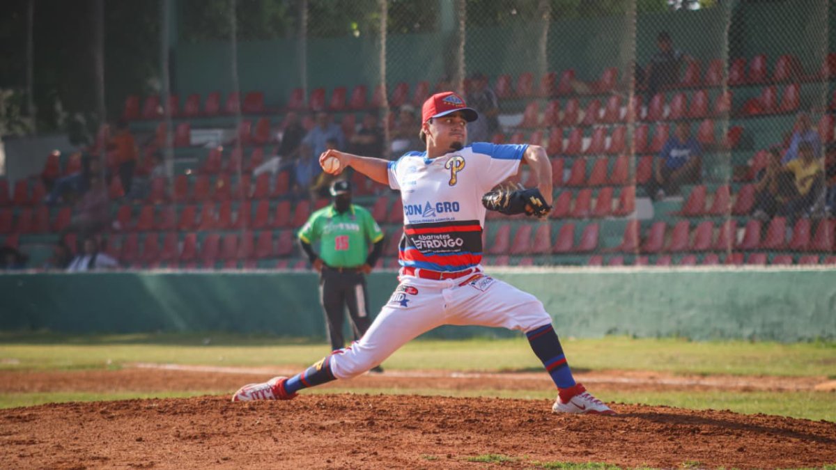 irving lopez el lanzador vibra en la clemente grijalva
