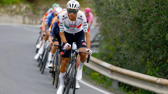 Isaac del Toro sufre caída y abandona etapa 3 de la Itzulia en España