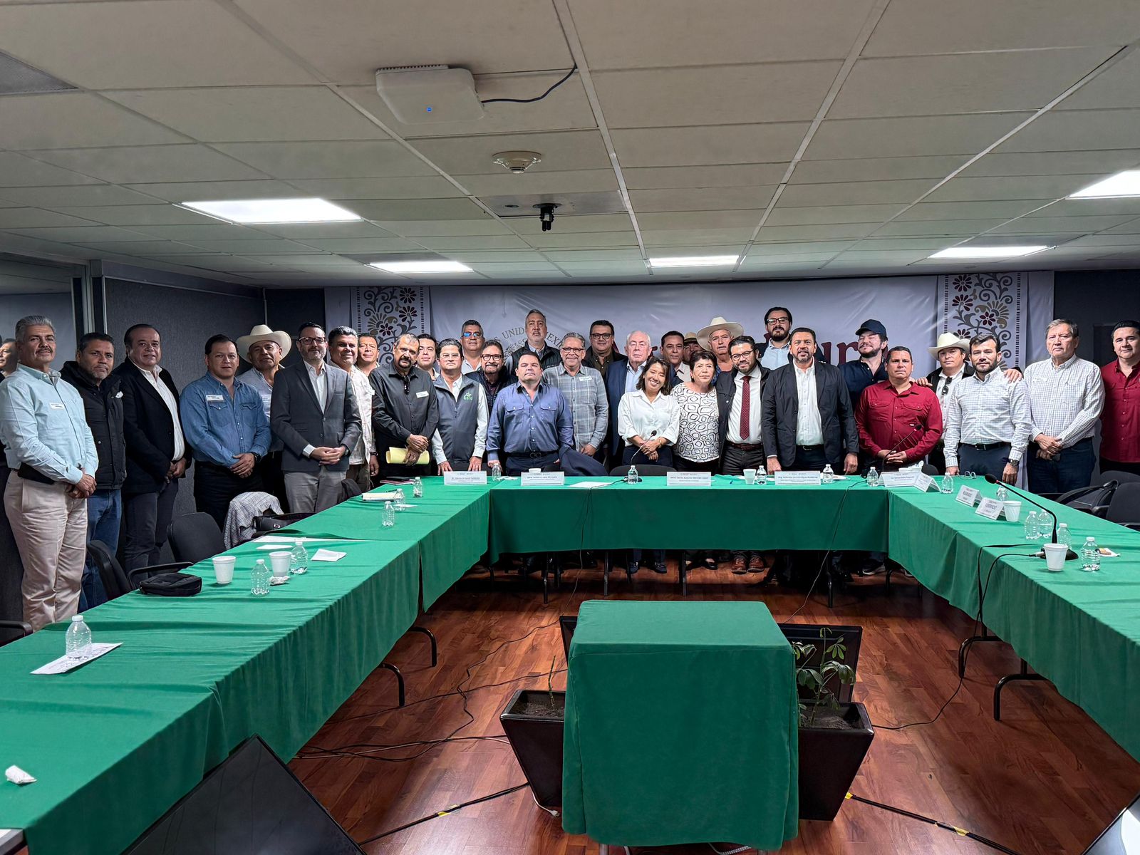Ismael Bello en reunión con productores sinaloenses