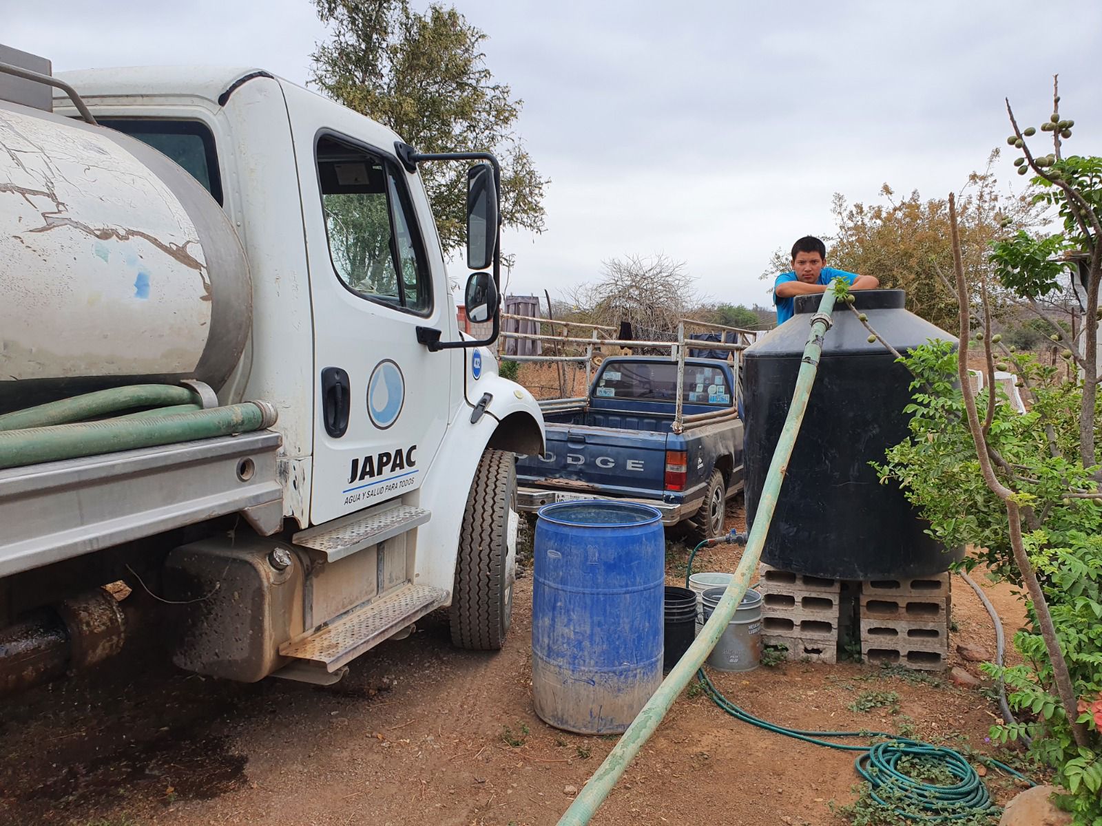 Japac lleva agua potable en pipas a comunidades rurales de Culiacán