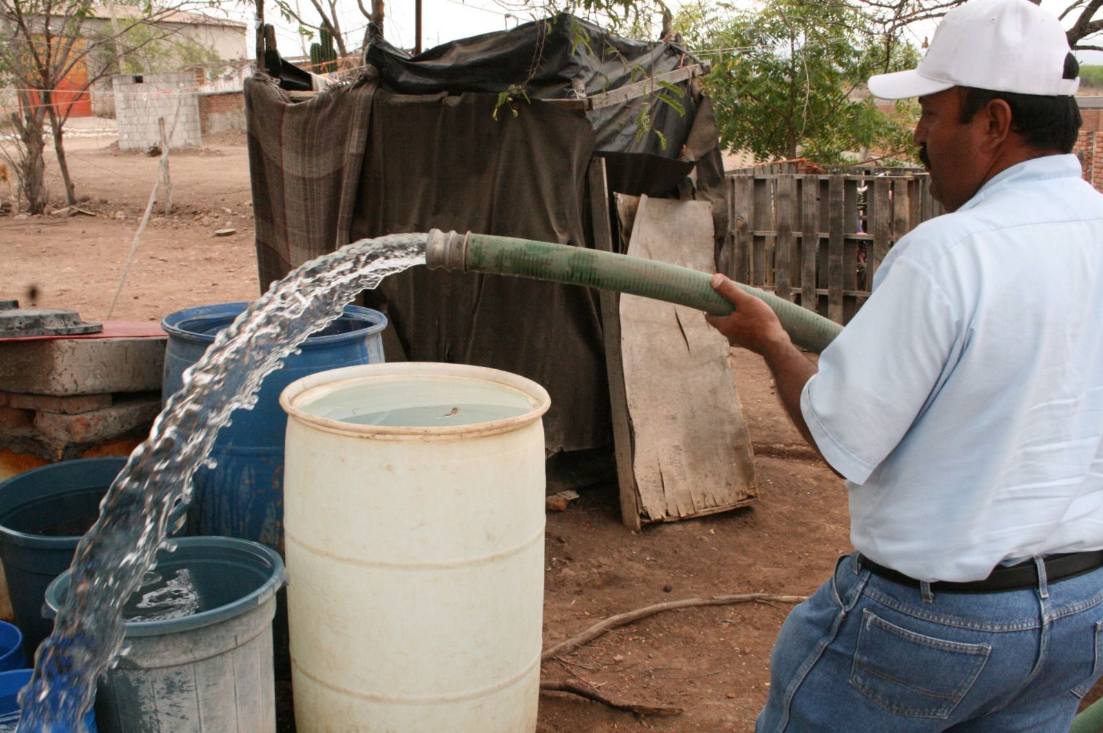 Japac lleva agua potable en pipas a comunidades rurales de Culiacán