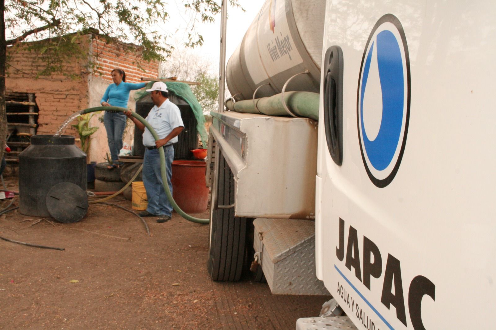 Japac lleva agua potable en pipas a comunidades rurales de Culiacán