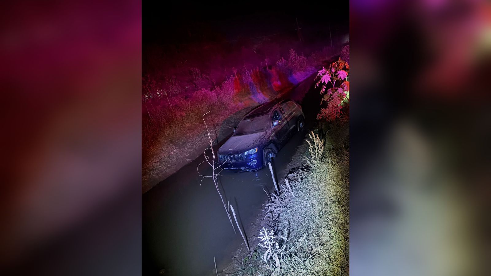 Conductor pierde el control  de su vehículo y cae en un canal en Guasave, Sinaloa
