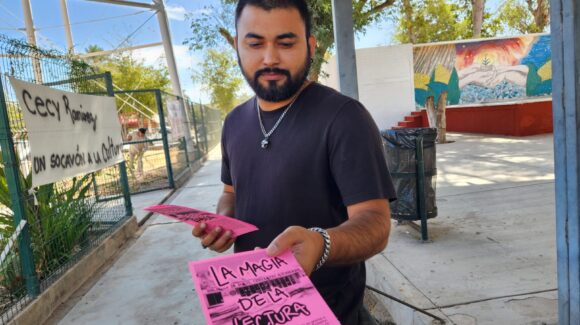 Con volantes y desde su Uber, joven alza la voz por la biblioteca de Guasave, Sinaloa: “No me podía quedar callado”