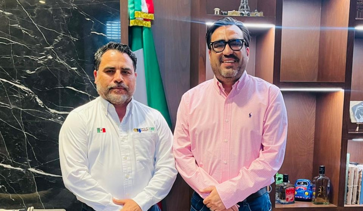 Jesús Enrique Vargas, superintendente de la CFE Zona Culiacán junto al alcalde Juan de Dios Gámez Mendívil