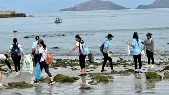 Limpian Playa Norte en Mazatlán, Sinaloa, durante jornada por el Día Mundial de la Tierra