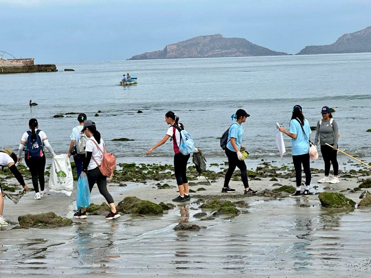 Jornada de limpieza en Playa Norte, Mazatlán