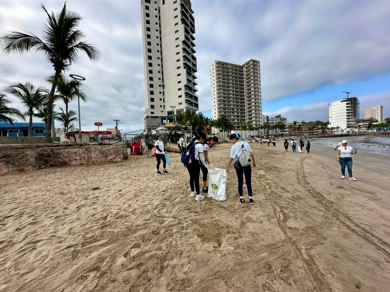 Jornada de limpieza en Playa Norte, Mazatlán